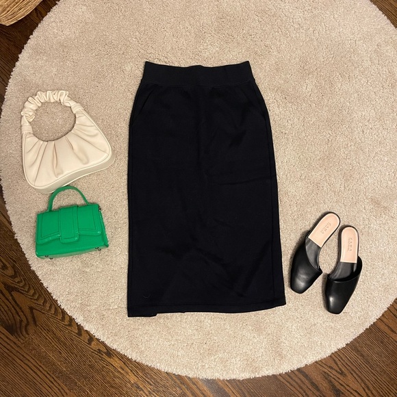 Navy blue skirt from Uniqlo - Picture 8 of 9